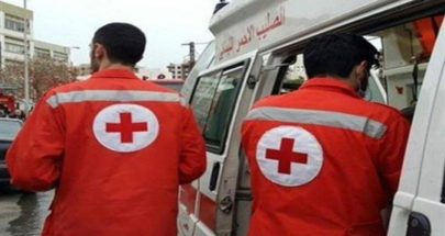 سيارة اجتاحت محلا في كفرعقا والصليب الأحمر أسعف الجرحى ميدانيا image
