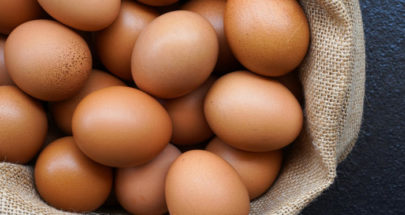 البيض البني والأبيض: أيهما أكثر صحة؟ image