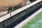 بالفيديو- محاولةُ إنتحار.. فتاة ترمي بنفسها من أعلى سد بحيرة القرعون image