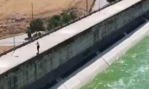 بالفيديو- محاولةُ إنتحار.. فتاة ترمي بنفسها من أعلى سد بحيرة القرعون image