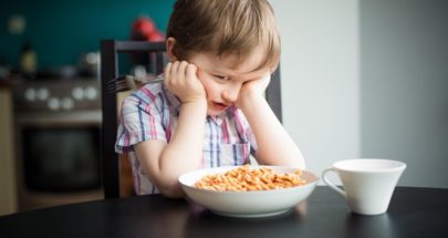 طفلك يرفض تناول طعامه ما الحلّ؟ image