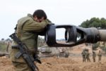 شاهد ماذا يوجد على بدلة الجنود الإسرائيليين؟ (صورة) image