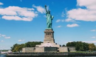1885: تمثال الحرية يصل الى مرفأ نيويورك image